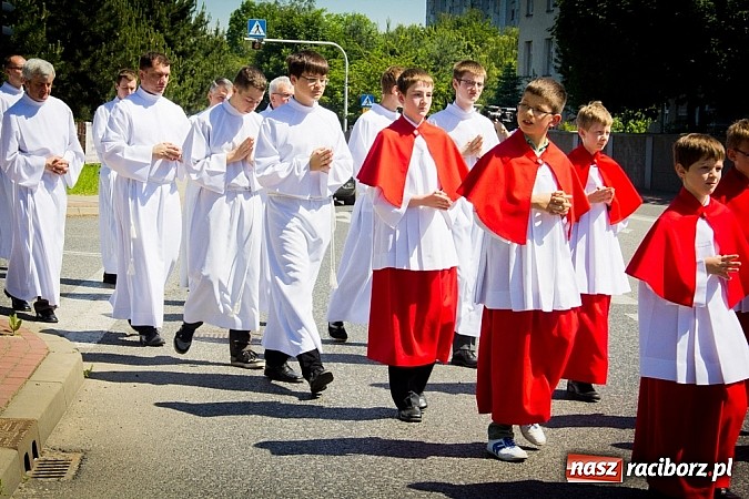 Zdjęcie w galerii na portalu naszraciborz.pl: Kościół Matki Bożej. Prymicje ks. Tomasza Gajdy wiadomości z regionu