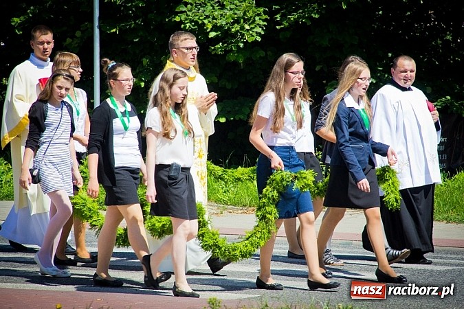 Zdjęcie w galerii na portalu naszraciborz.pl: Kościół Matki Bożej. Prymicje ks. Tomasza Gajdy wiadomości z regionu