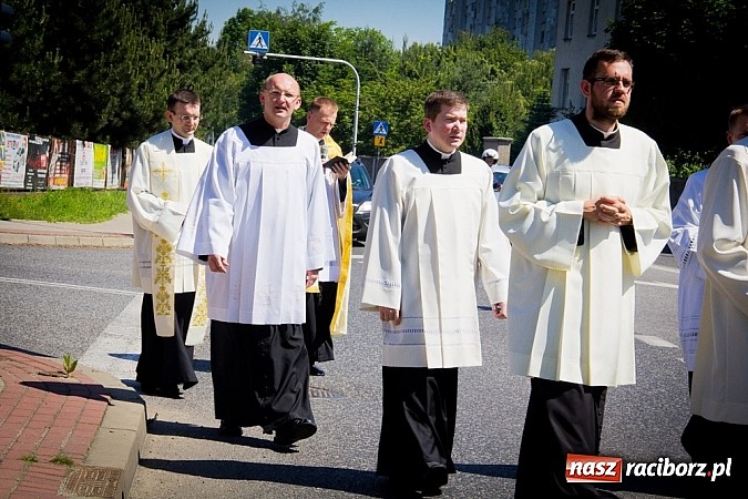 Zdjęcie w galerii na portalu naszraciborz.pl: Kościół Matki Bożej. Prymicje ks. Tomasza Gajdy wiadomości z regionu