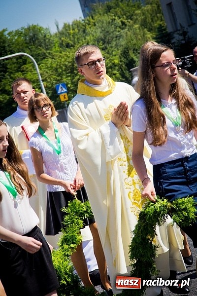 Zdjęcie w galerii na portalu naszraciborz.pl: Kościół Matki Bożej. Prymicje ks. Tomasza Gajdy wiadomości z regionu