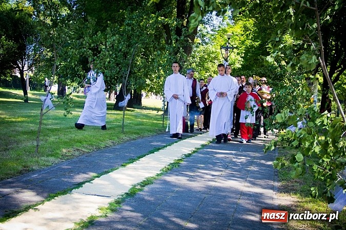 Zdjęcie w galerii na portalu naszraciborz.pl: Kościół Matki Bożej. Prymicje ks. Tomasza Gajdy wiadomości z regionu