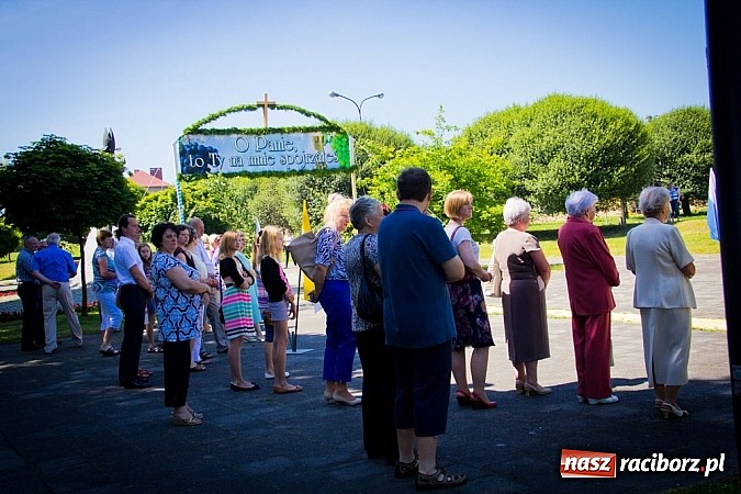 Zdjęcie w galerii na portalu naszraciborz.pl: Kościół Matki Bożej. Prymicje ks. Tomasza Gajdy wiadomości z regionu