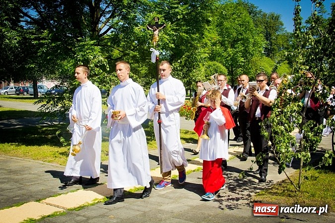 Zdjęcie w galerii na portalu naszraciborz.pl: Kościół Matki Bożej. Prymicje ks. Tomasza Gajdy wiadomości z regionu