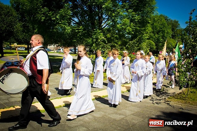 Zdjęcie w galerii na portalu naszraciborz.pl: Kościół Matki Bożej. Prymicje ks. Tomasza Gajdy wiadomości z regionu