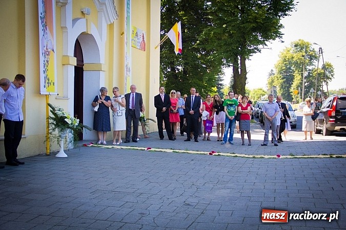 Zdjęcie w galerii na portalu naszraciborz.pl: Kościół Matki Bożej. Prymicje ks. Tomasza Gajdy wiadomości z regionu