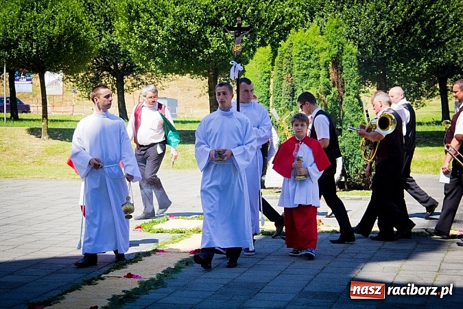 Zdjęcie w galerii na portalu naszraciborz.pl: Kościół Matki Bożej. Prymicje ks. Tomasza Gajdy wiadomości z regionu