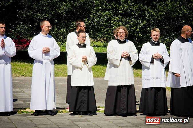 Zdjęcie w galerii na portalu naszraciborz.pl: Kościół Matki Bożej. Prymicje ks. Tomasza Gajdy wiadomości z regionu