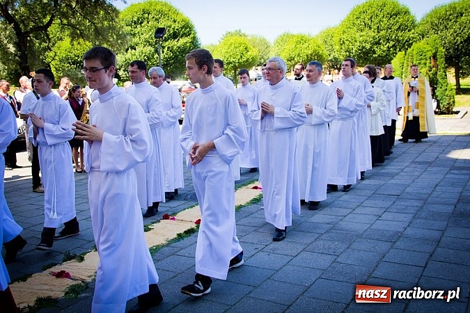 Zdjęcie w galerii na portalu naszraciborz.pl: Kościół Matki Bożej. Prymicje ks. Tomasza Gajdy wiadomości z regionu