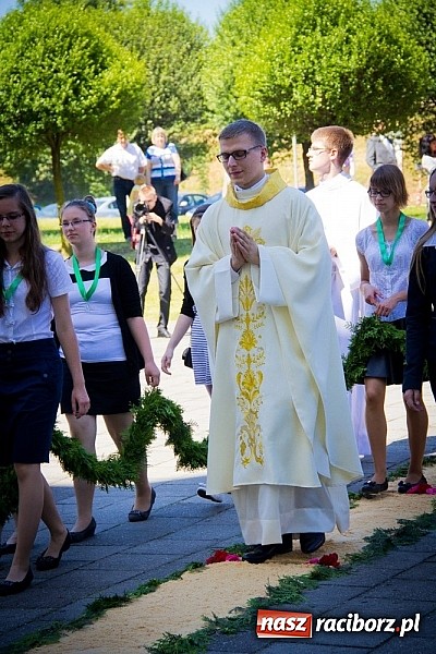 Zdjęcie w galerii na portalu naszraciborz.pl: Kościół Matki Bożej. Prymicje ks. Tomasza Gajdy wiadomości z regionu