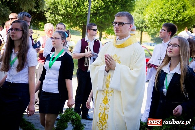Zdjęcie w galerii na portalu naszraciborz.pl: Kościół Matki Bożej. Prymicje ks. Tomasza Gajdy wiadomości z regionu