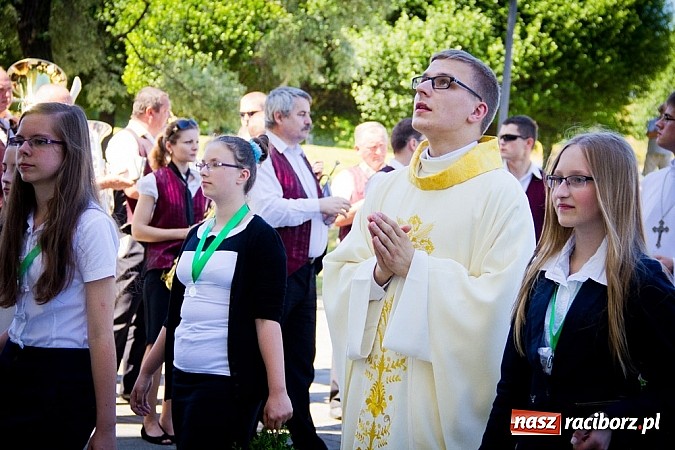 Zdjęcie w galerii na portalu naszraciborz.pl: Kościół Matki Bożej. Prymicje ks. Tomasza Gajdy wiadomości z regionu