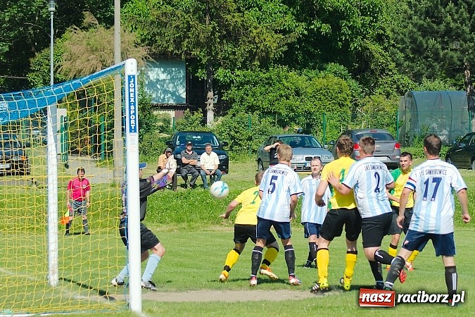 Zdjęcie w galerii na portalu naszraciborz.pl: B klasa: Brzezie rozstrzelało Samborowice wiadomości z regionu