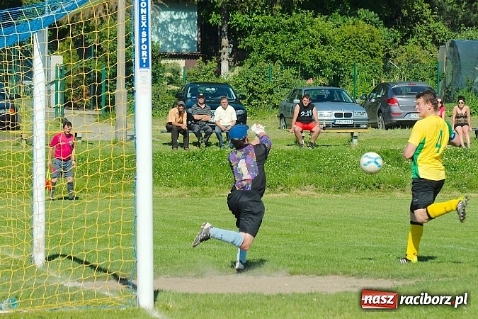 Zdjęcie w galerii na portalu naszraciborz.pl: B klasa: Brzezie rozstrzelało Samborowice wiadomości z regionu