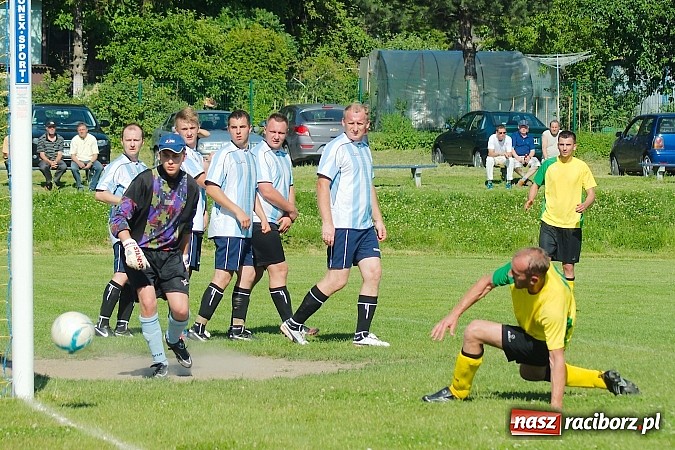 Zdjęcie w galerii na portalu naszraciborz.pl: B klasa: Brzezie rozstrzelało Samborowice wiadomości z regionu