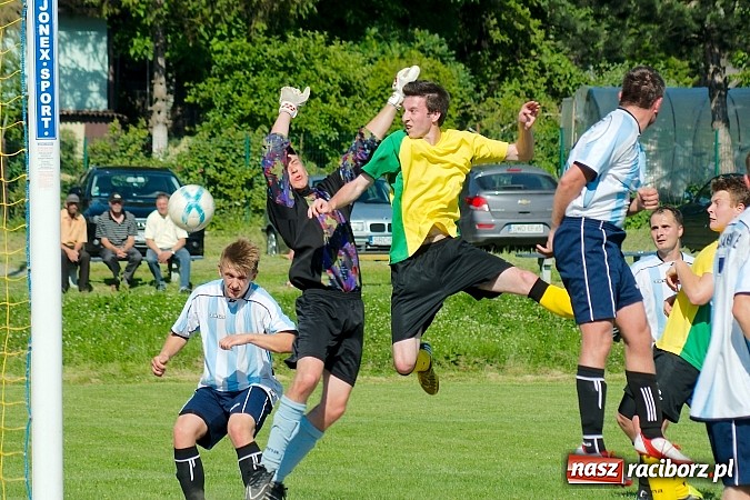 Zdjęcie w galerii na portalu naszraciborz.pl: B klasa: Brzezie rozstrzelało Samborowice wiadomości z regionu
