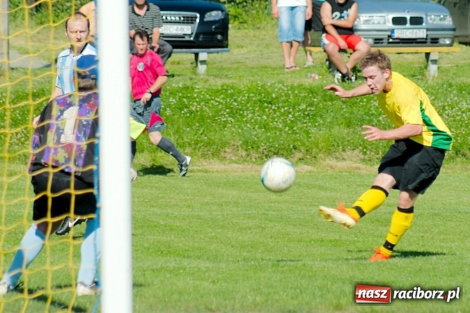 Zdjęcie w galerii na portalu naszraciborz.pl: B klasa: Brzezie rozstrzelało Samborowice wiadomości z regionu