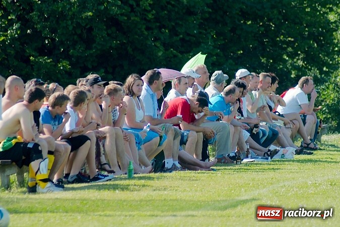 Zdjęcie w galerii na portalu naszraciborz.pl: B klasa: Brzezie rozstrzelało Samborowice wiadomości z regionu