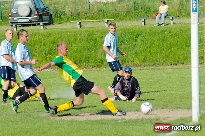 Zdjęcie w galerii na portalu naszraciborz.pl: B klasa: Brzezie rozstrzelało Samborowice wiadomości z regionu