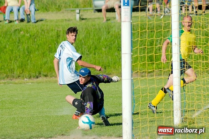 Zdjęcie w galerii na portalu naszraciborz.pl: B klasa: Brzezie rozstrzelało Samborowice wiadomości z regionu
