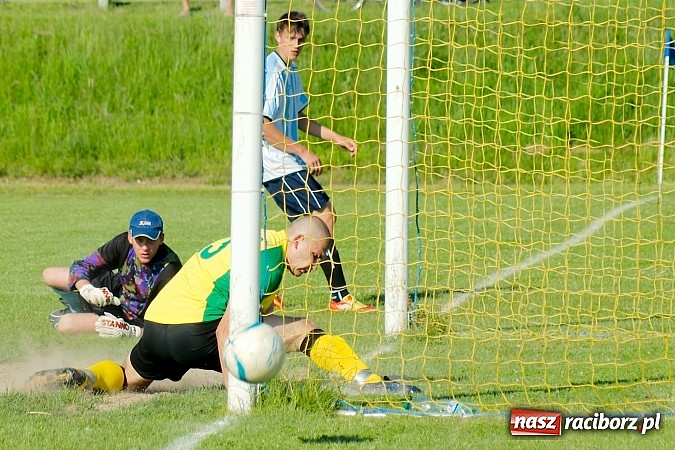 Zdjęcie w galerii na portalu naszraciborz.pl: B klasa: Brzezie rozstrzelało Samborowice wiadomości z regionu