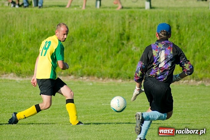 Zdjęcie w galerii na portalu naszraciborz.pl: B klasa: Brzezie rozstrzelało Samborowice wiadomości z regionu