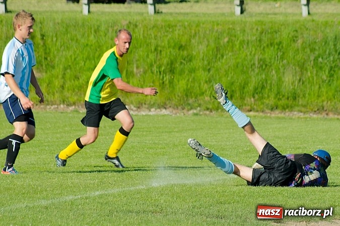 Zdjęcie w galerii na portalu naszraciborz.pl: B klasa: Brzezie rozstrzelało Samborowice wiadomości z regionu