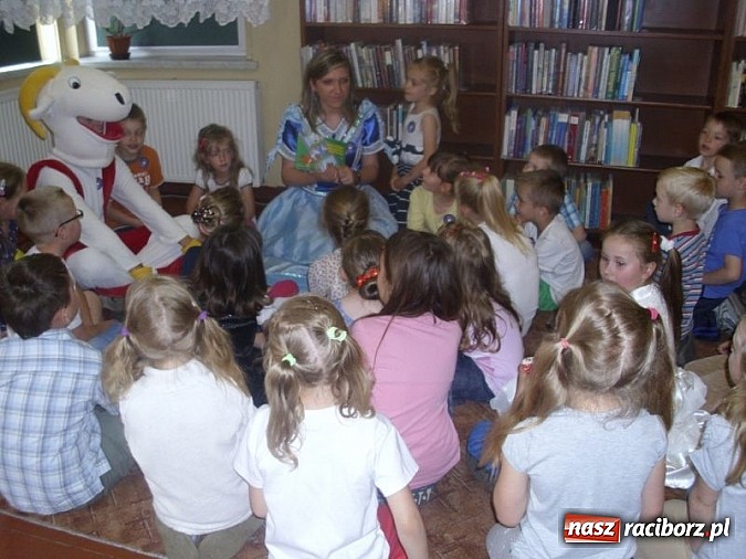 Zdjęcie w galerii na portalu naszraciborz.pl: Koziołek Matołek z wizytą w Przedszkolu nr 17 wiadomości z regionu