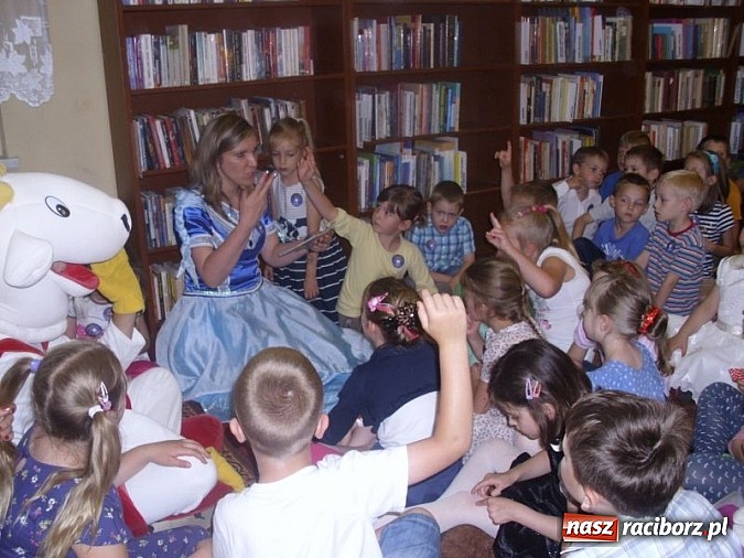 Zdjęcie w galerii na portalu naszraciborz.pl: Koziołek Matołek z wizytą w Przedszkolu nr 17 wiadomości z regionu