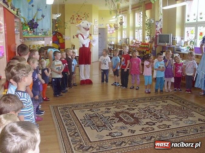 Zdjęcie w galerii na portalu naszraciborz.pl: Koziołek Matołek z wizytą w Przedszkolu nr 17 wiadomości z regionu