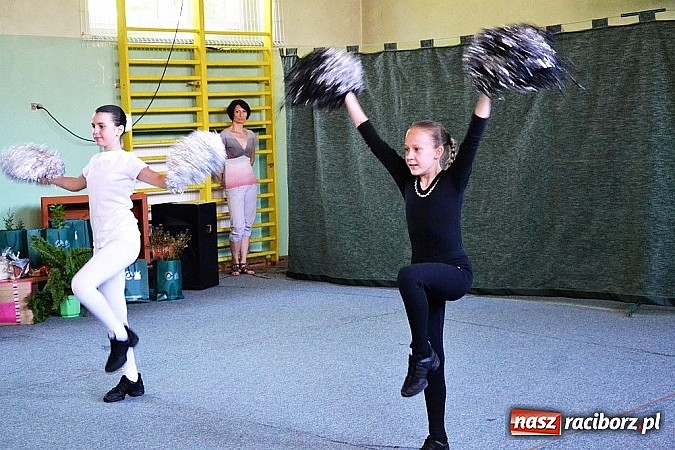 Zdjęcie w galerii na portalu naszraciborz.pl: Młodzi śpiewali, strażacy gasili i ratowali, reszta bawiła się świetnie. Dzień Dziecka w Rudach wiadomości z regionu