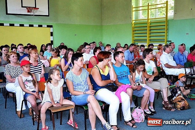 Zdjęcie w galerii na portalu naszraciborz.pl: Młodzi śpiewali, strażacy gasili i ratowali, reszta bawiła się świetnie. Dzień Dziecka w Rudach wiadomości z regionu