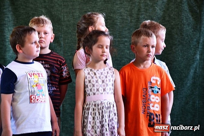 Zdjęcie w galerii na portalu naszraciborz.pl: Młodzi śpiewali, strażacy gasili i ratowali, reszta bawiła się świetnie. Dzień Dziecka w Rudach wiadomości z regionu