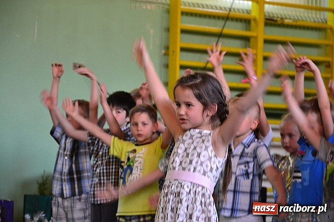 Zdjęcie w galerii na portalu naszraciborz.pl: Młodzi śpiewali, strażacy gasili i ratowali, reszta bawiła się świetnie. Dzień Dziecka w Rudach wiadomości z regionu