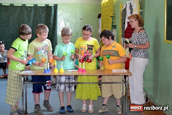 Zdjęcie w galerii na portalu naszraciborz.pl: Młodzi śpiewali, strażacy gasili i ratowali, reszta bawiła się świetnie. Dzień Dziecka w Rudach wiadomości z regionu
