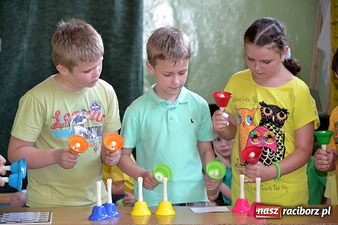 Zdjęcie w galerii na portalu naszraciborz.pl: Młodzi śpiewali, strażacy gasili i ratowali, reszta bawiła się świetnie. Dzień Dziecka w Rudach wiadomości z regionu