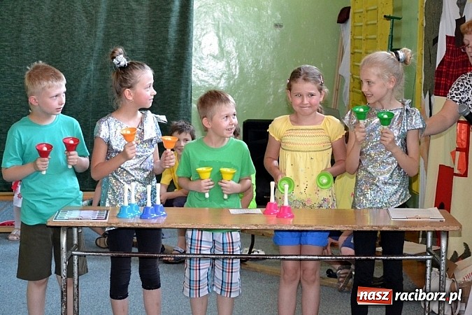 Zdjęcie w galerii na portalu naszraciborz.pl: Młodzi śpiewali, strażacy gasili i ratowali, reszta bawiła się świetnie. Dzień Dziecka w Rudach wiadomości z regionu