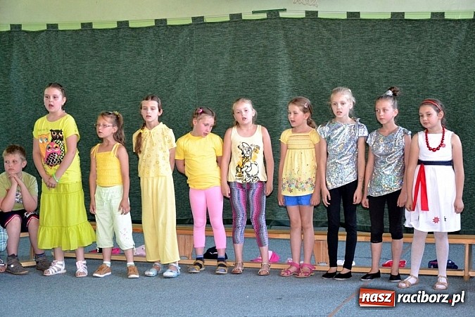 Zdjęcie w galerii na portalu naszraciborz.pl: Młodzi śpiewali, strażacy gasili i ratowali, reszta bawiła się świetnie. Dzień Dziecka w Rudach wiadomości z regionu