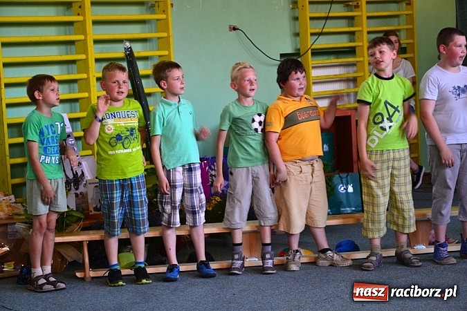 Zdjęcie w galerii na portalu naszraciborz.pl: Młodzi śpiewali, strażacy gasili i ratowali, reszta bawiła się świetnie. Dzień Dziecka w Rudach wiadomości z regionu