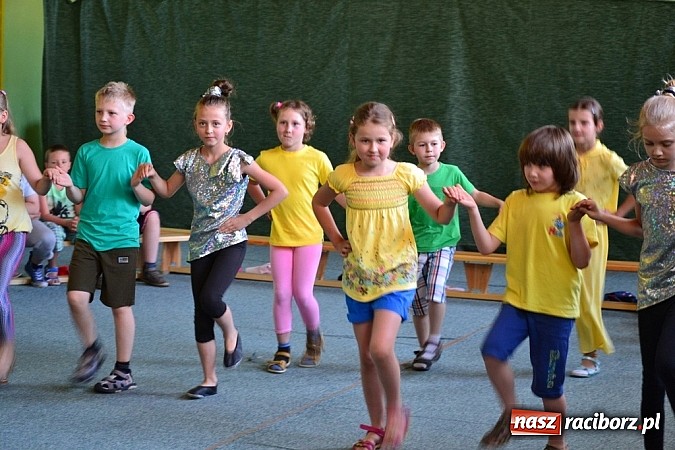 Zdjęcie w galerii na portalu naszraciborz.pl: Młodzi śpiewali, strażacy gasili i ratowali, reszta bawiła się świetnie. Dzień Dziecka w Rudach wiadomości z regionu