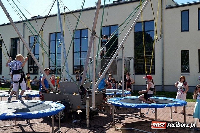 Zdjęcie w galerii na portalu naszraciborz.pl: Młodzi śpiewali, strażacy gasili i ratowali, reszta bawiła się świetnie. Dzień Dziecka w Rudach wiadomości z regionu