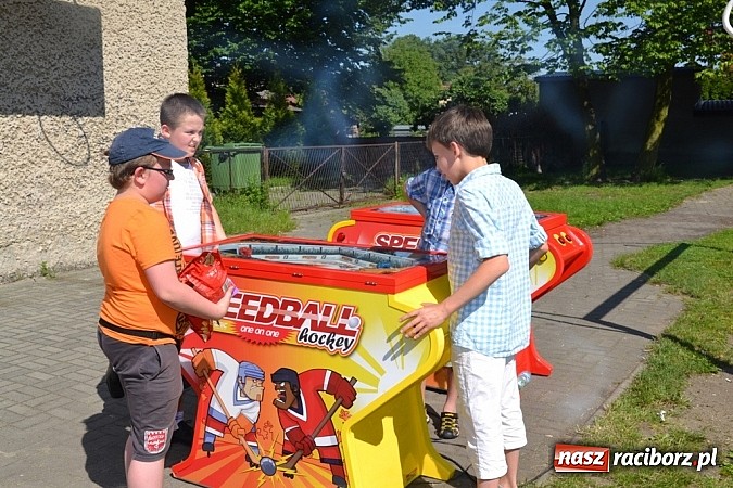 Zdjęcie w galerii na portalu naszraciborz.pl: Młodzi śpiewali, strażacy gasili i ratowali, reszta bawiła się świetnie. Dzień Dziecka w Rudach wiadomości z regionu