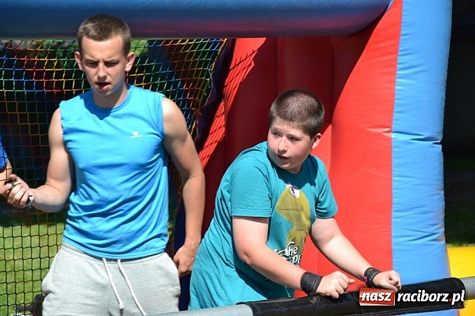 Zdjęcie w galerii na portalu naszraciborz.pl: Młodzi śpiewali, strażacy gasili i ratowali, reszta bawiła się świetnie. Dzień Dziecka w Rudach wiadomości z regionu