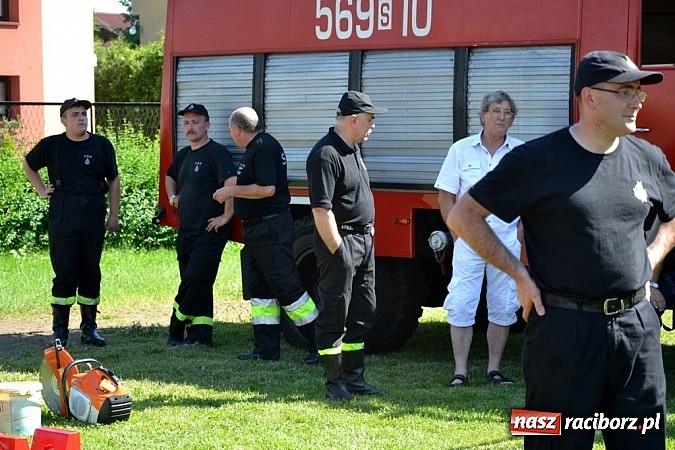 Zdjęcie w galerii na portalu naszraciborz.pl: Młodzi śpiewali, strażacy gasili i ratowali, reszta bawiła się świetnie. Dzień Dziecka w Rudach wiadomości z regionu