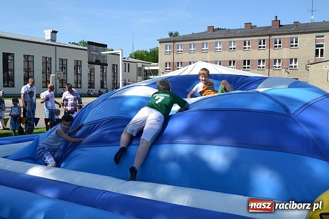 Zdjęcie w galerii na portalu naszraciborz.pl: Młodzi śpiewali, strażacy gasili i ratowali, reszta bawiła się świetnie. Dzień Dziecka w Rudach wiadomości z regionu