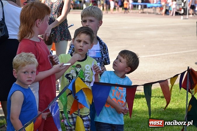 Zdjęcie w galerii na portalu naszraciborz.pl: Młodzi śpiewali, strażacy gasili i ratowali, reszta bawiła się świetnie. Dzień Dziecka w Rudach wiadomości z regionu