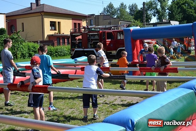 Zdjęcie w galerii na portalu naszraciborz.pl: Młodzi śpiewali, strażacy gasili i ratowali, reszta bawiła się świetnie. Dzień Dziecka w Rudach wiadomości z regionu