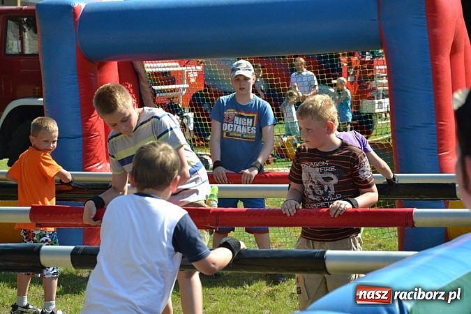 Zdjęcie w galerii na portalu naszraciborz.pl: Młodzi śpiewali, strażacy gasili i ratowali, reszta bawiła się świetnie. Dzień Dziecka w Rudach wiadomości z regionu