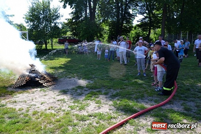 Zdjęcie w galerii na portalu naszraciborz.pl: Młodzi śpiewali, strażacy gasili i ratowali, reszta bawiła się świetnie. Dzień Dziecka w Rudach wiadomości z regionu