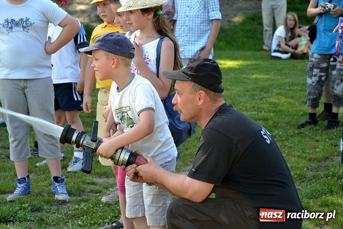 Zdjęcie w galerii na portalu naszraciborz.pl: Młodzi śpiewali, strażacy gasili i ratowali, reszta bawiła się świetnie. Dzień Dziecka w Rudach wiadomości z regionu