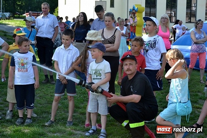 Zdjęcie w galerii na portalu naszraciborz.pl: Młodzi śpiewali, strażacy gasili i ratowali, reszta bawiła się świetnie. Dzień Dziecka w Rudach wiadomości z regionu